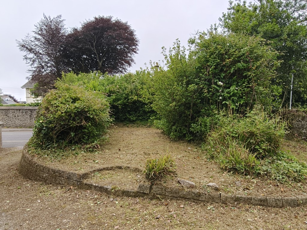 Lot: 133 - SEMI-DETACHED HOUSE IN NEED OF RENOVATION WITH PLANNING FOR DETACHED ANNEXE - Front garden area